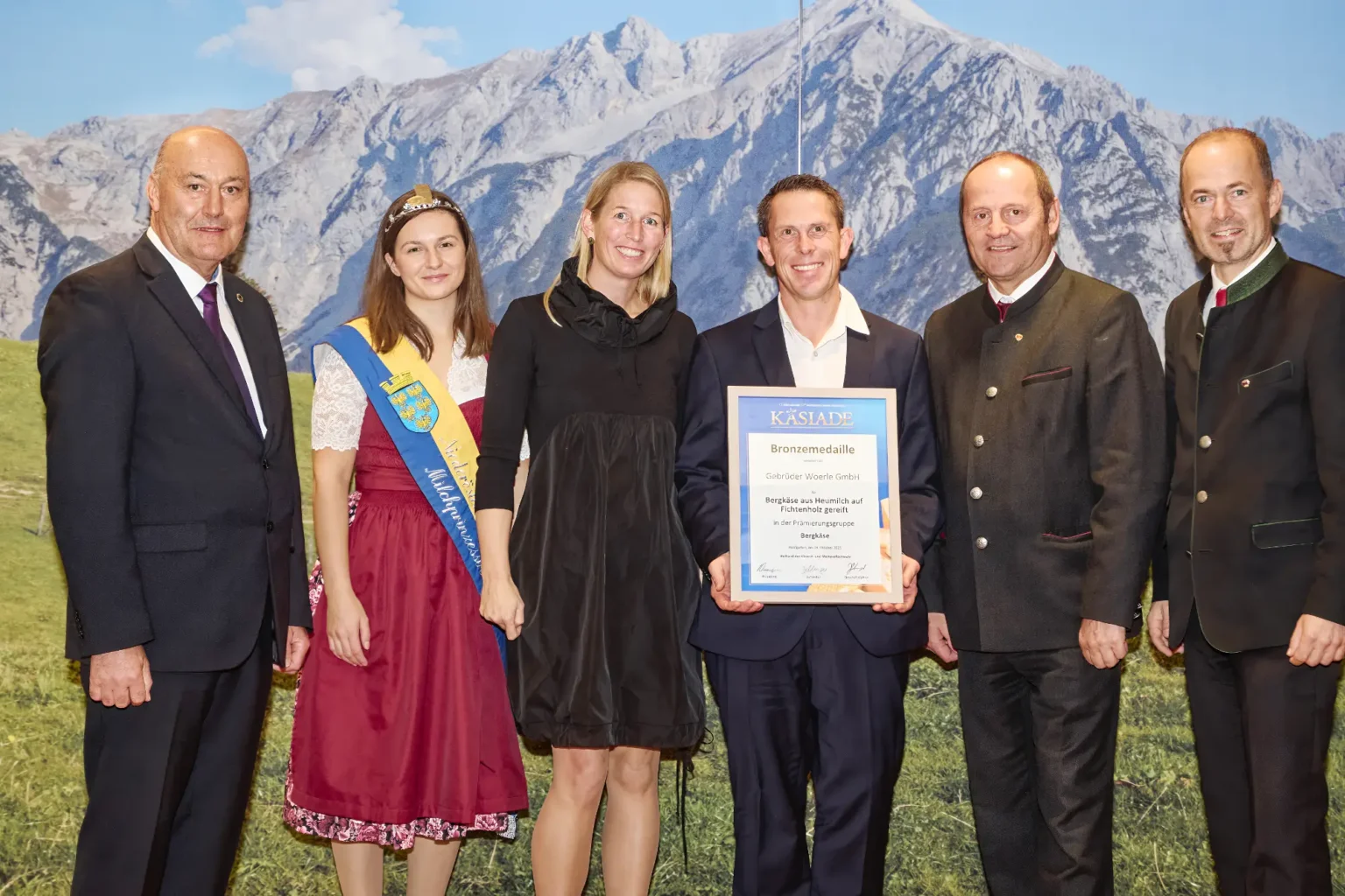 Bronzemedaille Bergkäse - Bergkäse aus Heumilch auf Fichtenholz gereift - Gebrüder Woerle GmbH