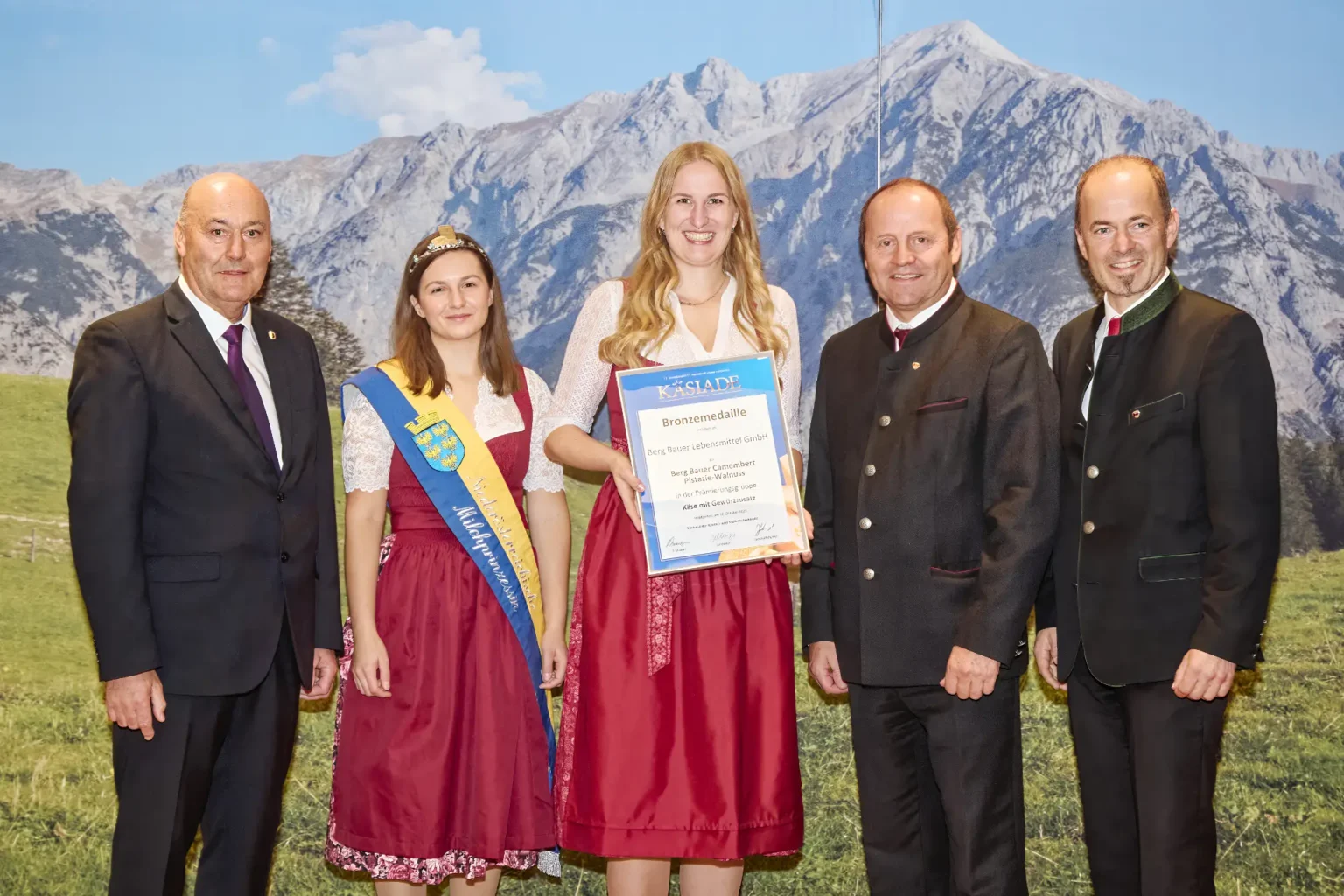 Bronzemedaille Käse mit Gewürzzusatz - Berg Bauer Camembert Pistazie Walnuss - Berg Bauer Lebensmittel GmbH