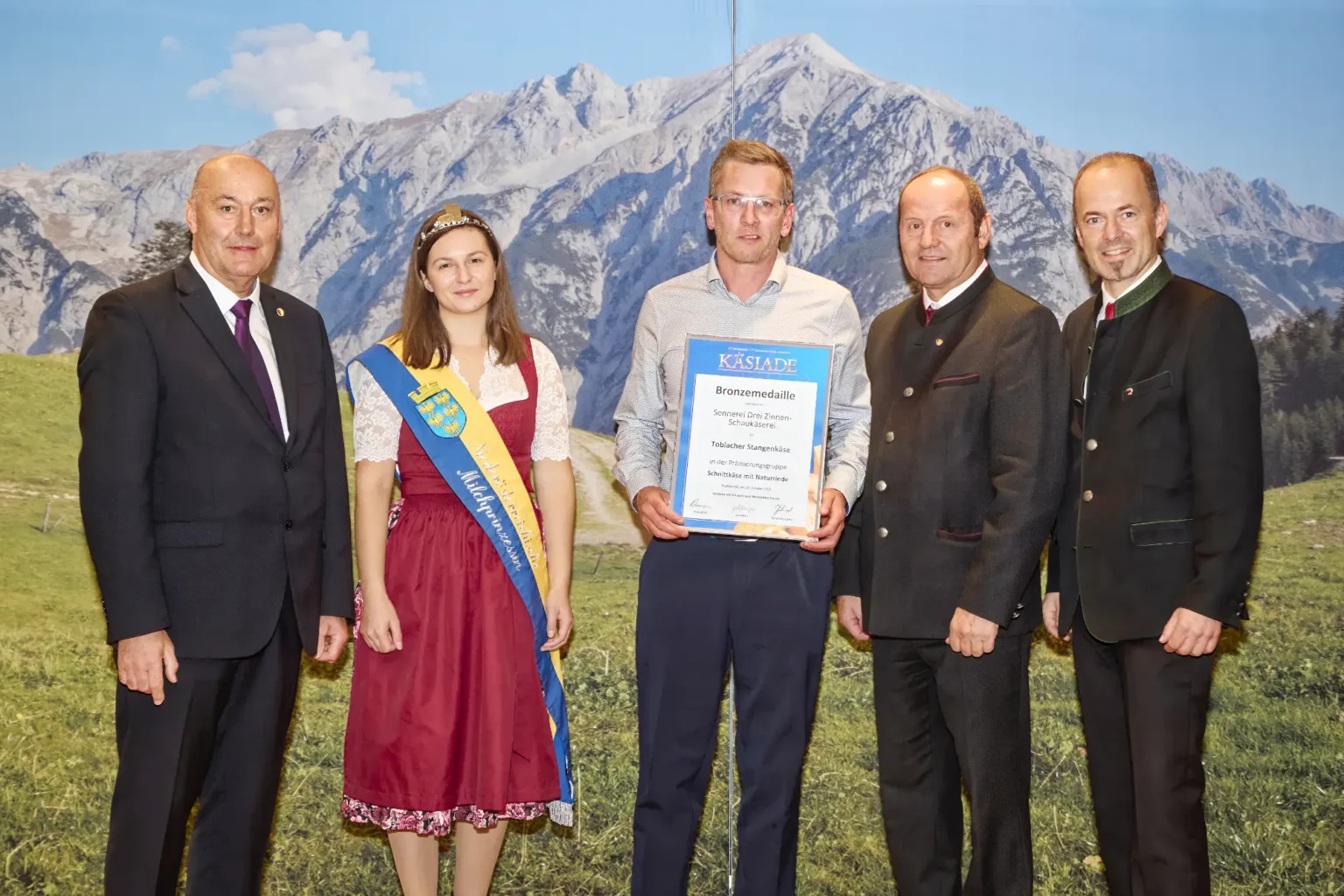 Bronzemedaille Schnittkäse mit Naturrinde - Toblacher Stangenkäse - Sennerei Drei Zinnen Schaukäserei
