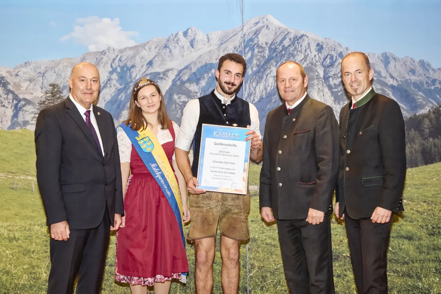 Goldmedaille Geschmierte Schnittkäse - Zillertaler Rahmlaib - Zillertaler Heumilch Sennerei EGen