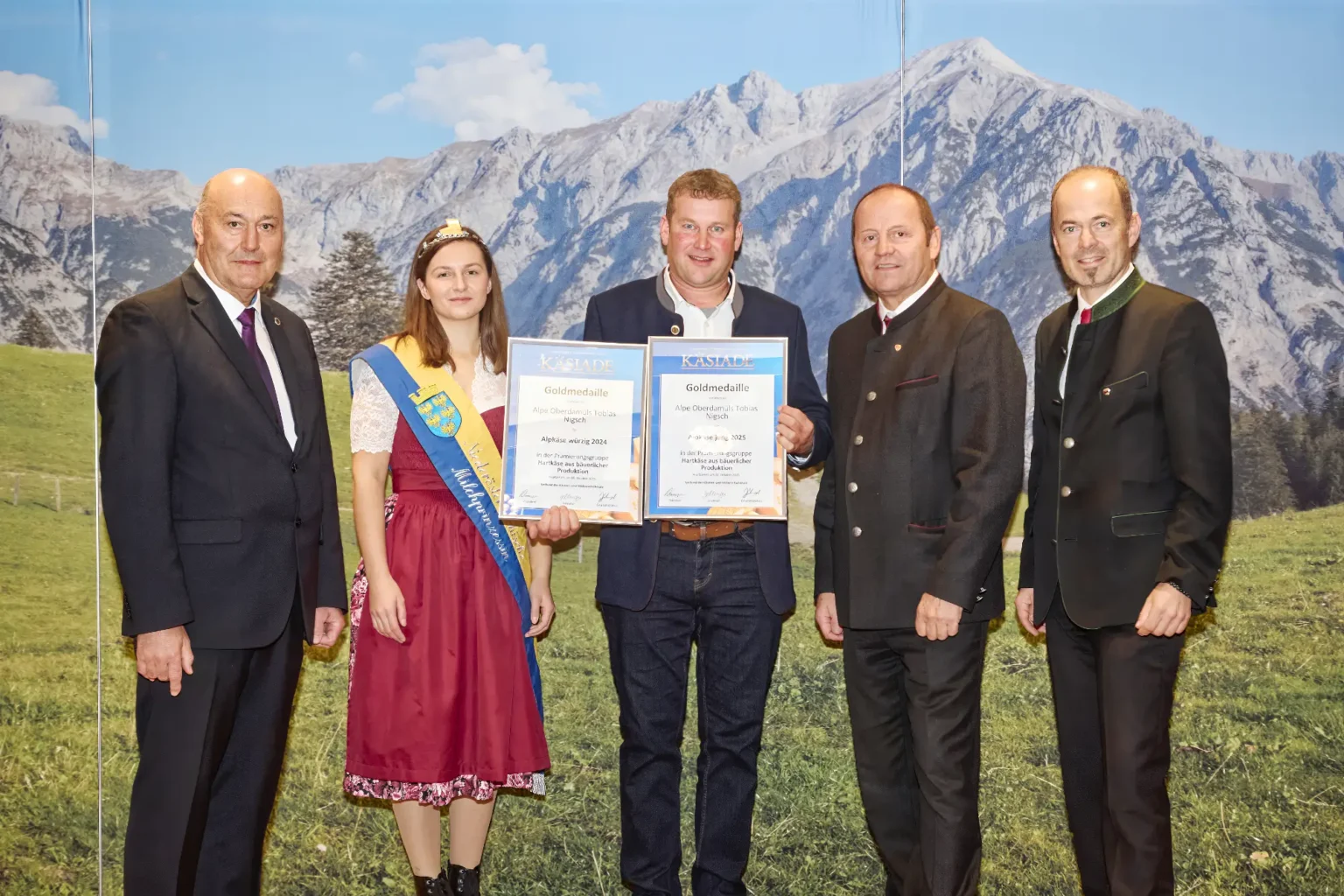 Goldmedaille Hartkäse aus bäuerlicher Produktion - Alpkäse Würzig 2024 & Alpkäse Jung 2025 - Alpe Oberdamüls Tobias Nigsch