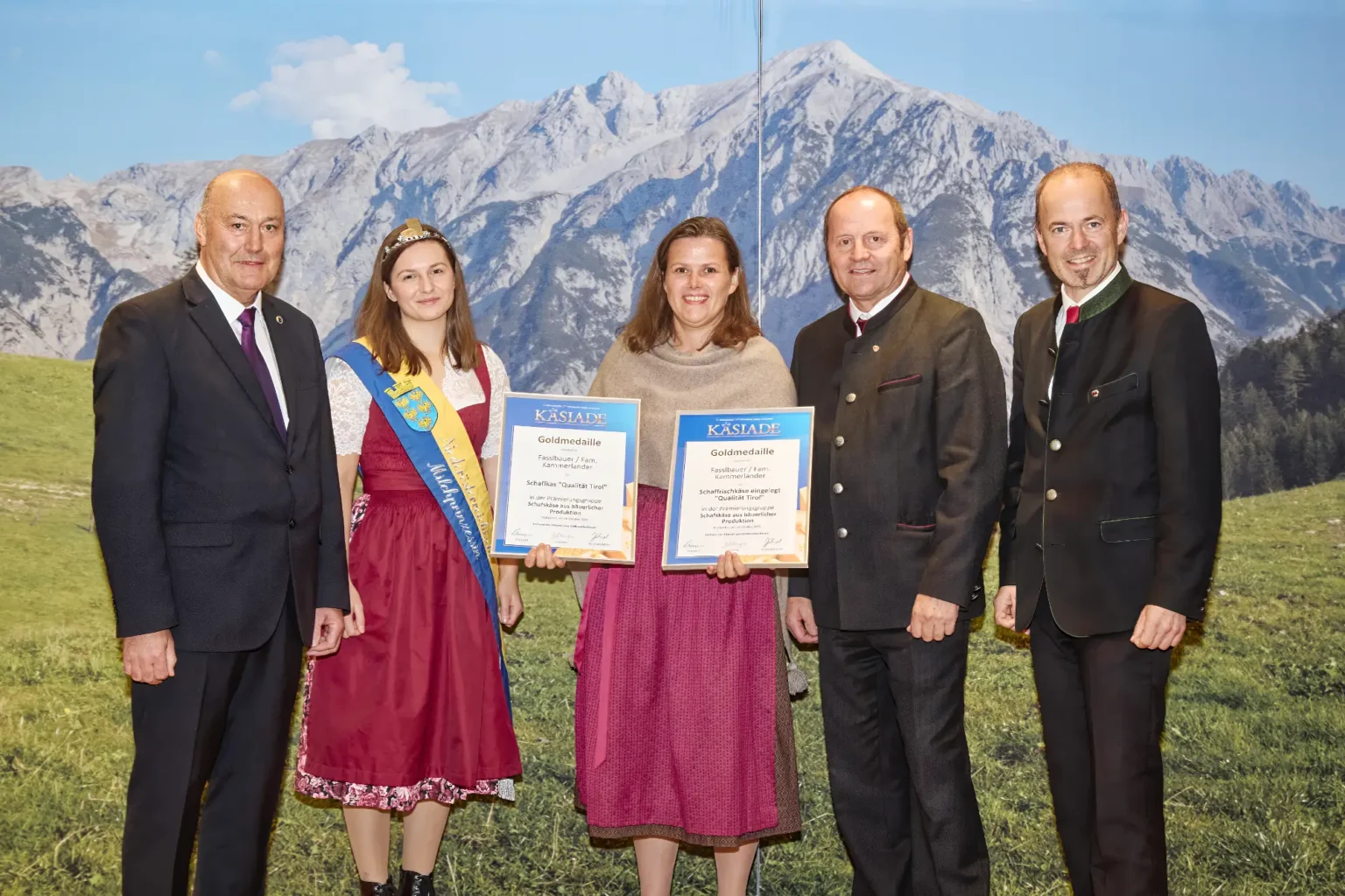 Goldmedaille Schafkäse aus bäuerlicher Produktion - Schaflkas Qualität Tirol - Fasslbauer Fam. Kammerlander