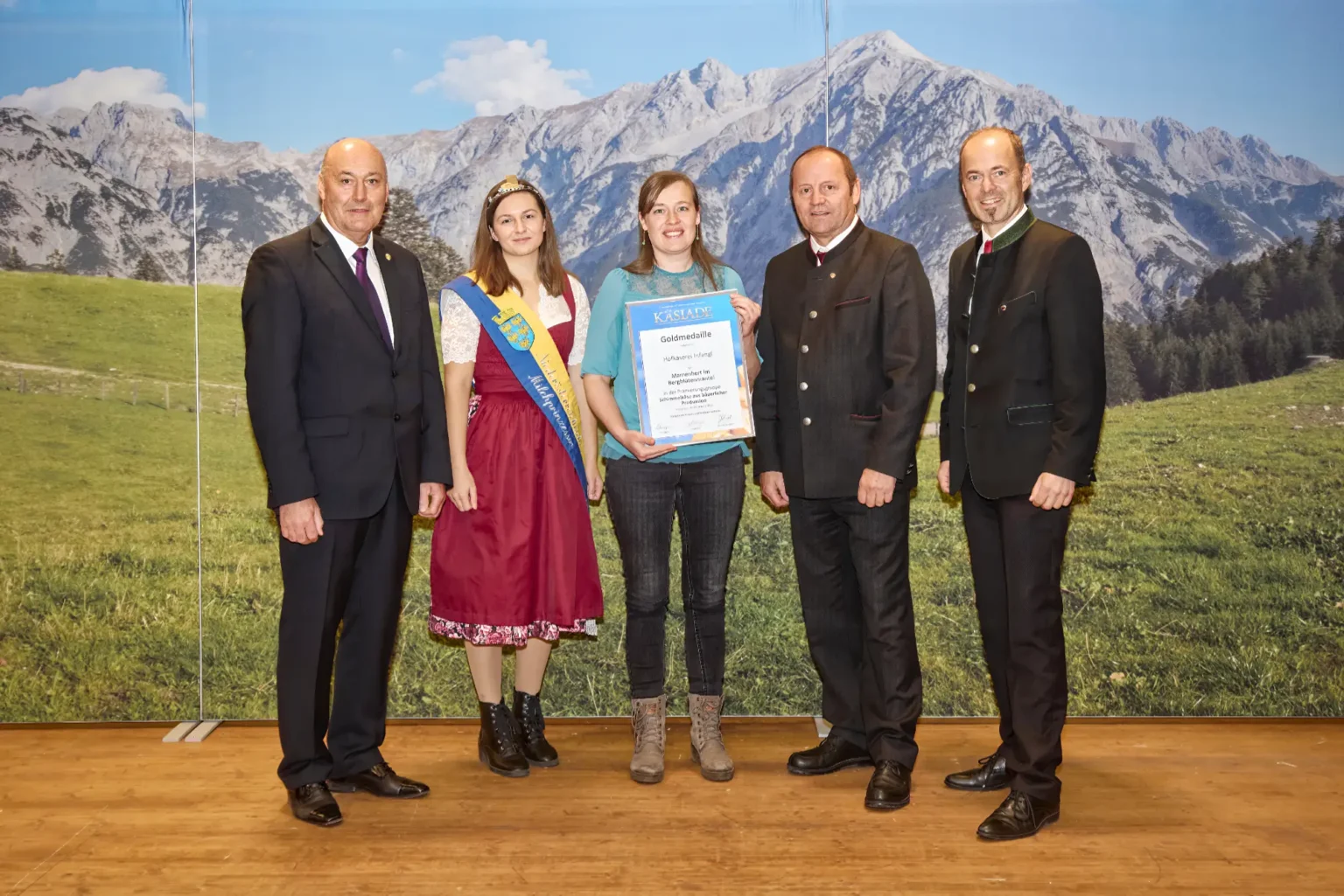 Goldmedaille Schimmelkäse Aus Bäuerlicher Produktion Mamenbert Im Bergblütenmantel Hofkäserei Infangl