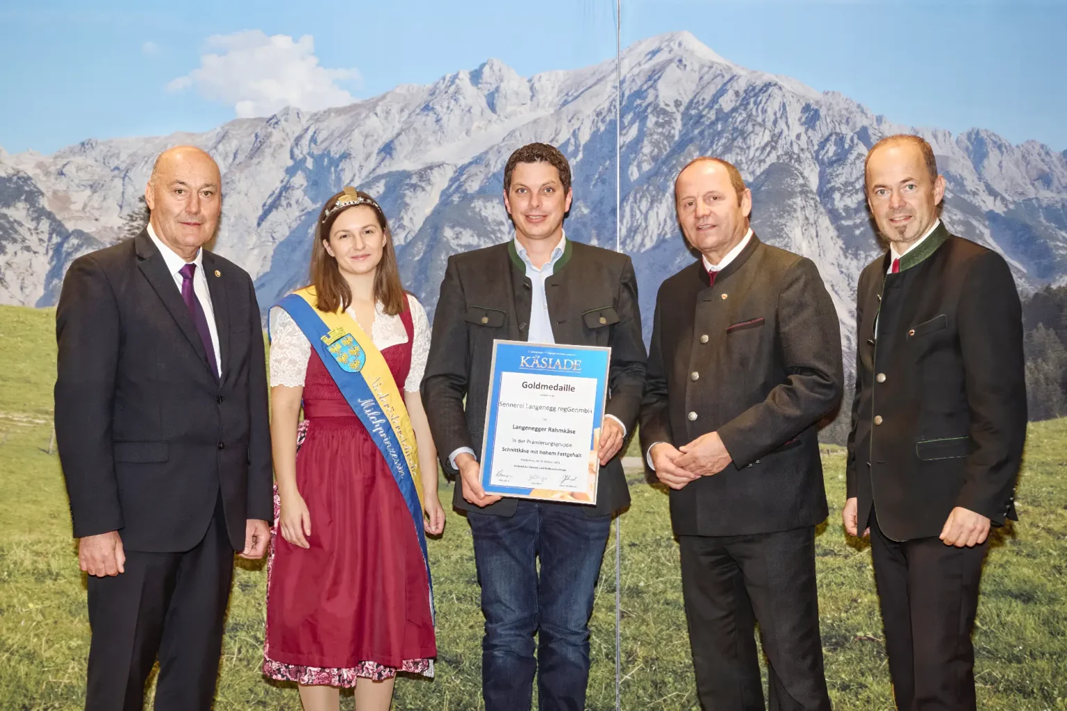 Goldmedaille Schnittkäse mit hohem Fettgehalt - Langenegger Rahmkäse - Senner Langenegg RegGenmbH