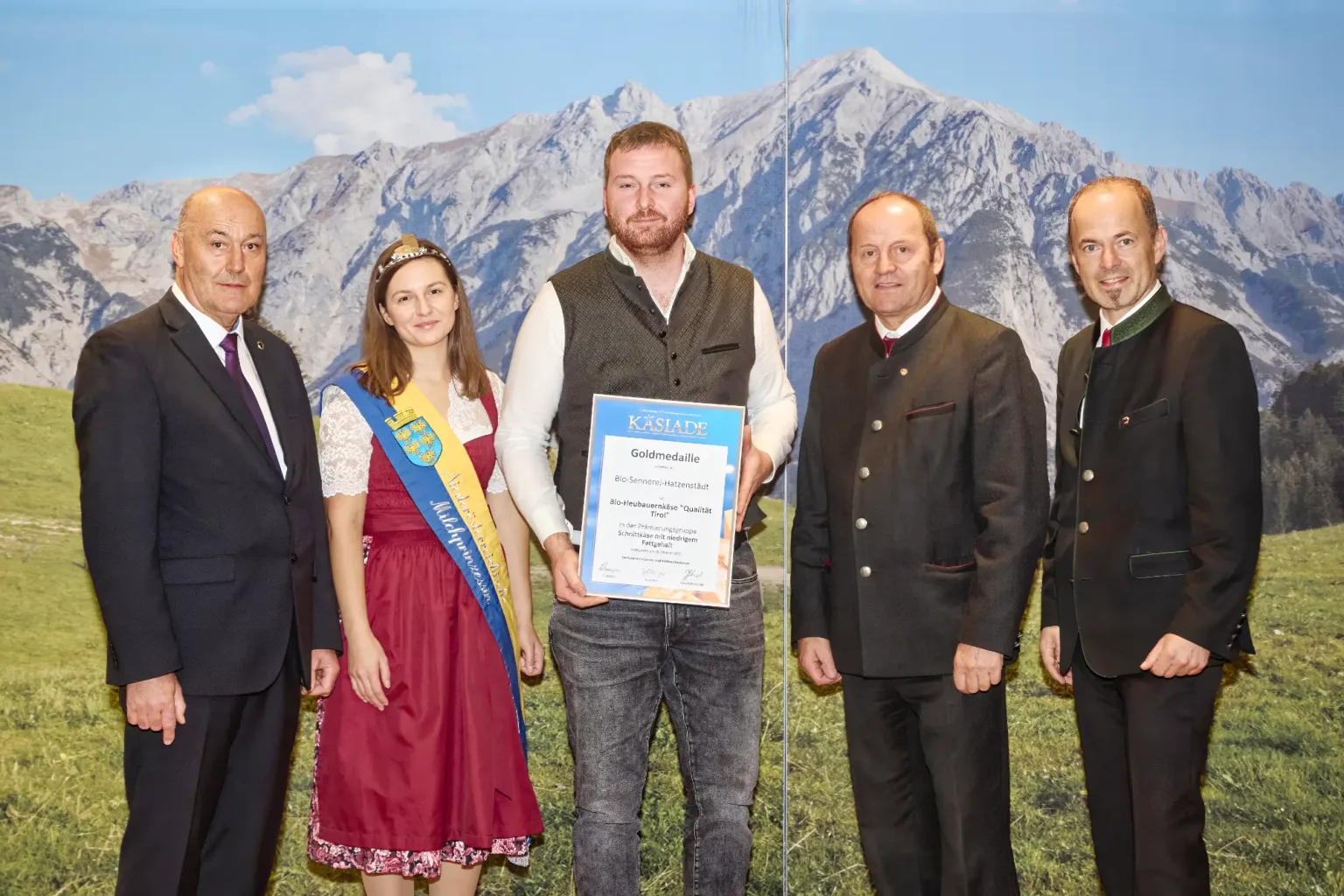 Goldmedaille Schnittkäse mit niederem Fettgehalt - Bio Heubauernkäse Qualität Tirol - Bio Sennerei Hatzenstädt
