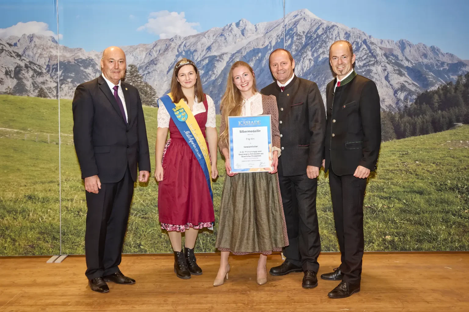 Silbermedaille Geschmierte Schnittkäse aus bäuerlicher Produktion - Gewürztilsiter - Eng Alm