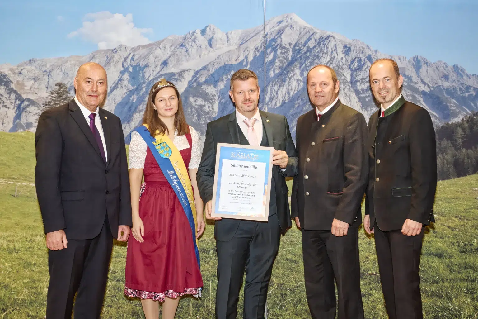 Silbermedaille Grosslochschnittkäse und Grosslochhartkäse - Premium Almkönig der Cremige - Salzburg Milch GmbH
