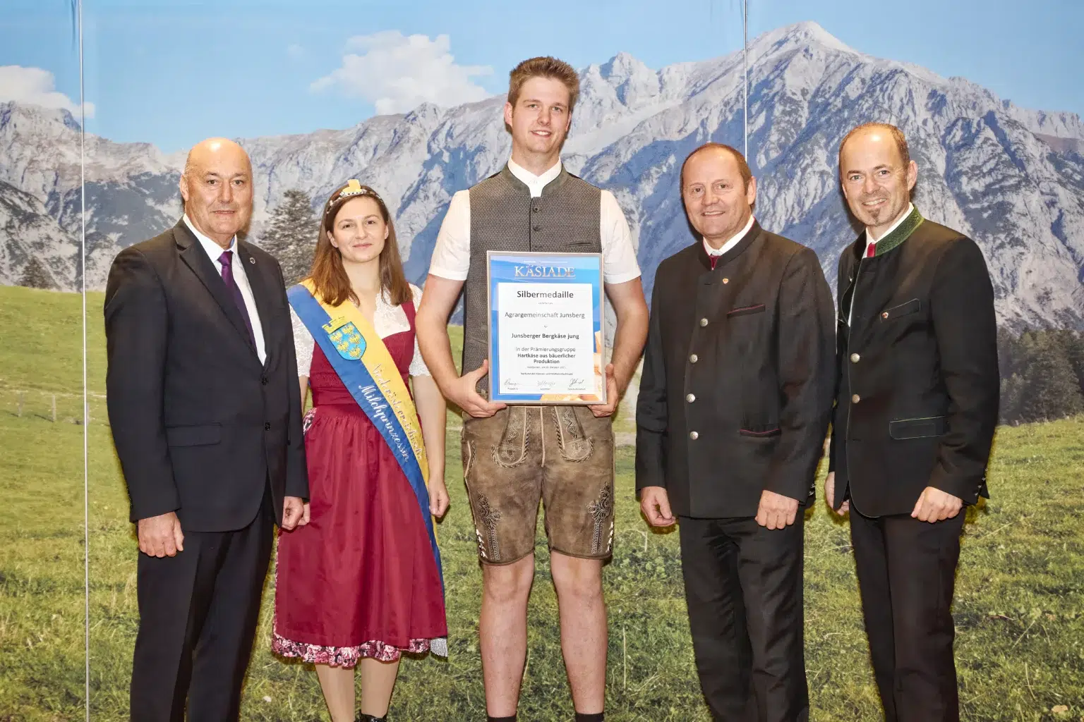 Silbermedaille Hartkäse aus bäuerlicher Produktion - Junsberger Bergkäse - Jung Agragemeinschaft Junsberg