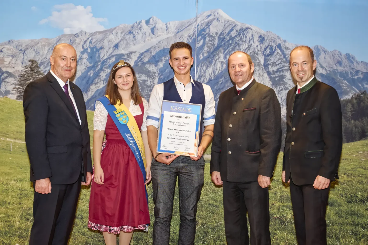 Silbermedaille Schnittkäse mit Naturrinde - Fenum Mini aus Heumilch G.t.S. - Sennerei Drei Zinnen Schaukäserei