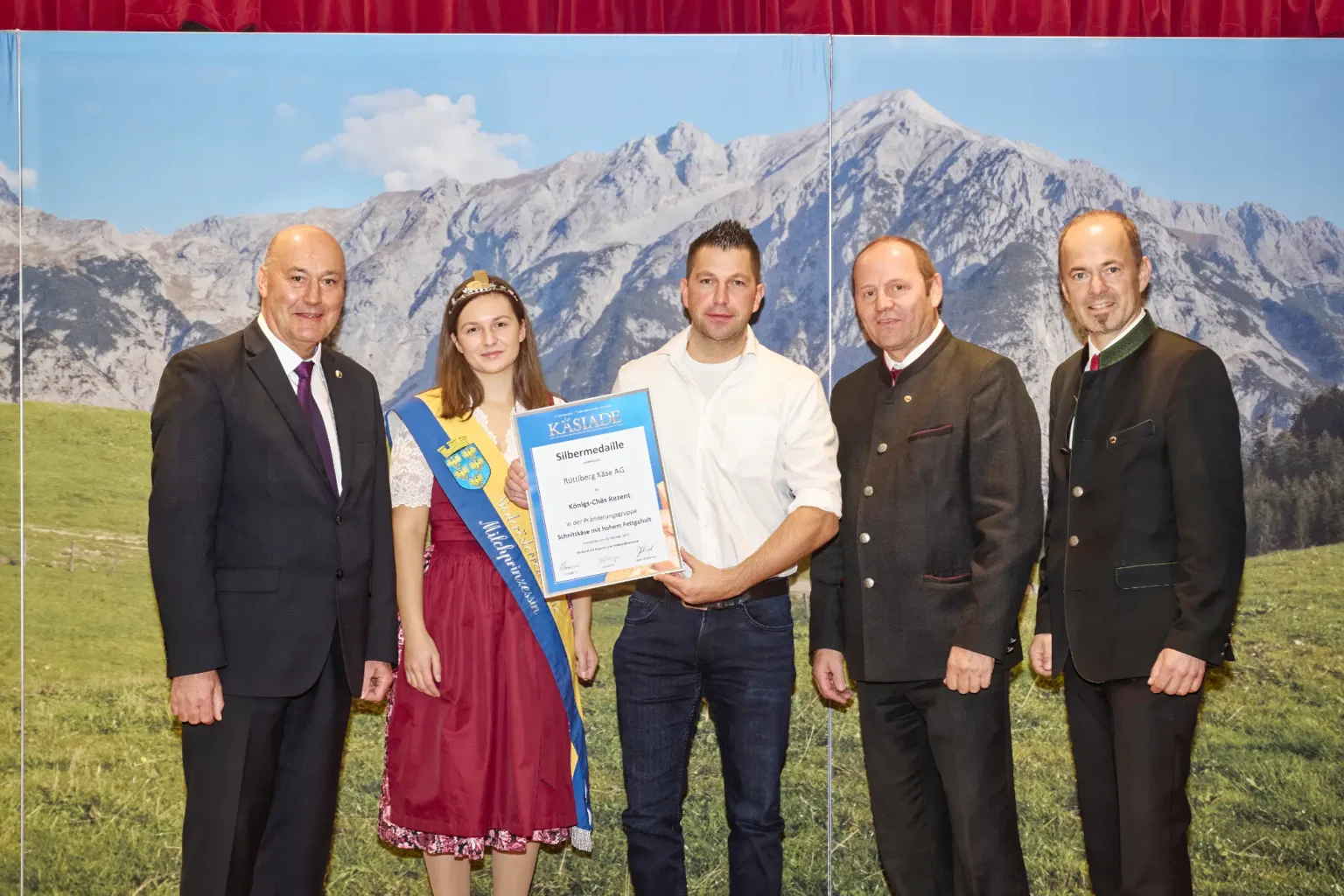 Silbermedaille Schnittkäse mit Hohem Fettgehalt - Königs Chäs Rezent - Rüttiberg Käse AG